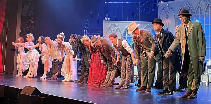 Standing Ovations bei der Premiere von Dracula am 21.10.2022 (&copy;Foto. Martin Schmitz)
